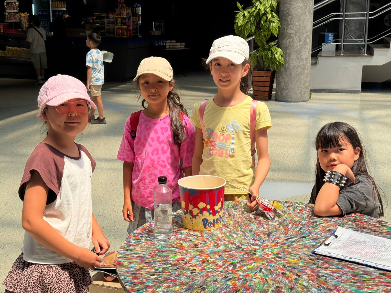 Бүгінгі күніміз жарқын әрі нағыз сиқырға толы болды — біз бүкіл топпен бірге киноға, премьерaға бардық!